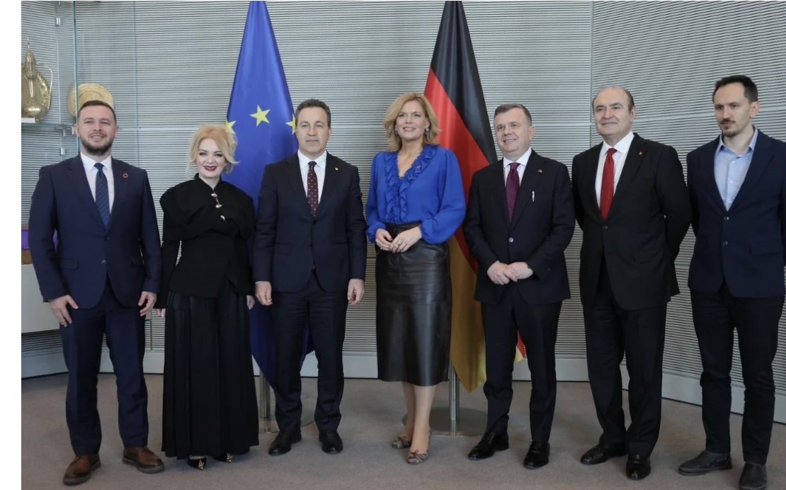 Vizita u përqendrua në thellimin e bashkëpunimit parlamentar dhe forcimin e marrëdhënieve mes Shqipërisë dhe Gjermanisë dhe mbështetjen e anëtarësimit të Shqipërisë në BE  Gjatë takimit  u vlerësuan marrëdhëniet e shkëlqyera dypalëshe  të cilat   