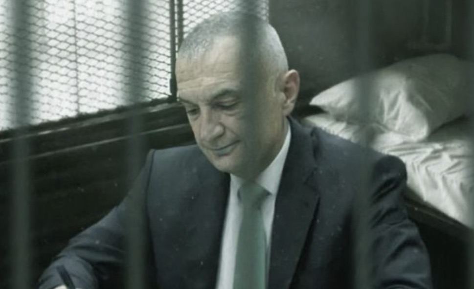 Meta  nga qelia  Burgun nuk e shoh si pengesë  por si test  Po shkruaj 3 libra   Darka e ngjalave   autokritikë e autokratit të sotëm