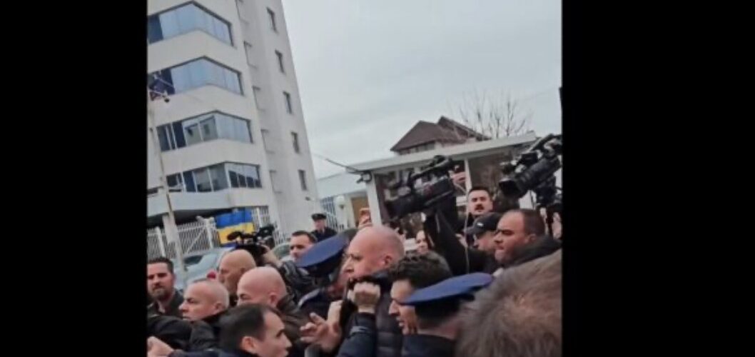 “Hajdeni mas meje” – Momenti kur Gucati bashkë me veteranët thyejnë kordonin e policisë për të shkuar te hyrja e Kuvendit