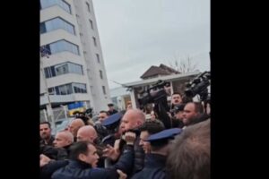 “Hajdeni mas meje” – Momenti kur Gucati bashkë me veteranët thyejnë kordonin e policisë për të shkuar te hyrja e Kuvendit
