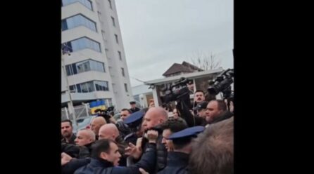 “Hajdeni mas meje” – Momenti kur Gucati bashkë me veteranët thyejnë kordonin e policisë për të shkuar te hyrja e Kuvendit