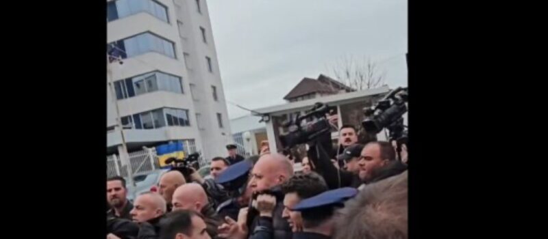 “Hajdeni mas meje” – Momenti kur Gucati bashkë me veteranët thyejnë kordonin e policisë për të shkuar te hyrja e Kuvendit