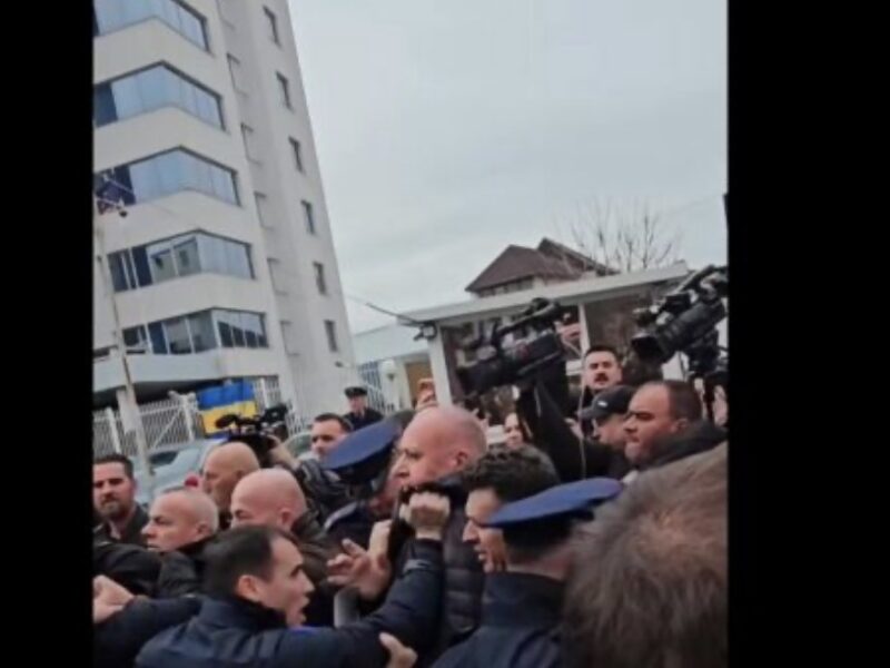 “Hajdeni mas meje” – Momenti kur Gucati bashkë me veteranët thyejnë kordonin e policisë për të shkuar te hyrja e Kuvendit