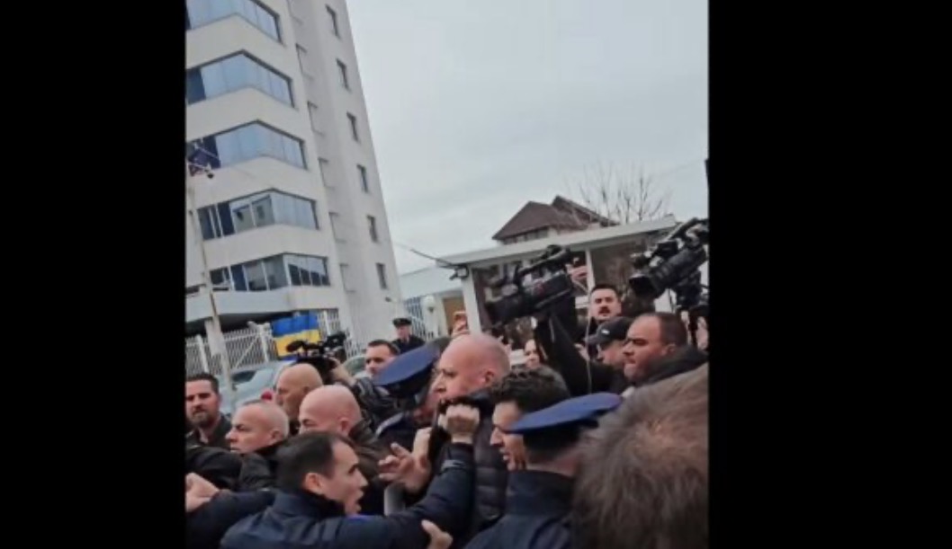  Hajdeni mas meje    Momenti kur Gucati bashkë me veteranët thyejnë kordonin e policisë për të shkuar te hyrja e Kuvendit