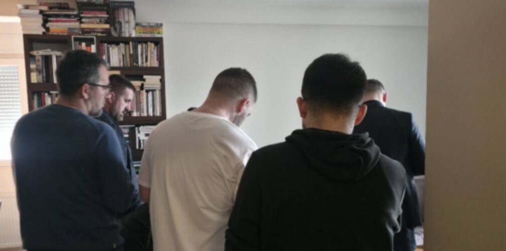 Policia dhe Prokuroria i shkojnë në banesë Shkëlzen Gashit, Rron Gjinovci: Kanë ardhë me bastisë dhe me mbledhë prova