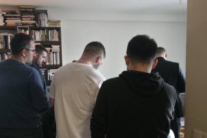 Policia dhe Prokuroria i shkojnë në banesë Shkëlzen Gashit, Rron Gjinovci: Kanë ardhë me bastisë dhe me mbledhë prova