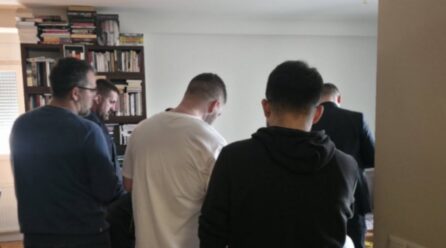 Policia dhe Prokuroria i shkojnë në banesë Shkëlzen Gashit, Rron Gjinovci: Kanë ardhë me bastisë dhe me mbledhë prova