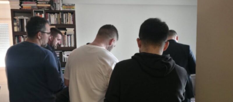 Policia dhe Prokuroria i shkojnë në banesë Shkëlzen Gashit, Rron Gjinovci: Kanë ardhë me bastisë dhe me mbledhë prova