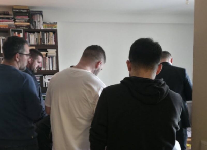 Policia dhe Prokuroria i shkojnë në banesë Shkëlzen Gashit, Rron Gjinovci: Kanë ardhë me bastisë dhe me mbledhë prova