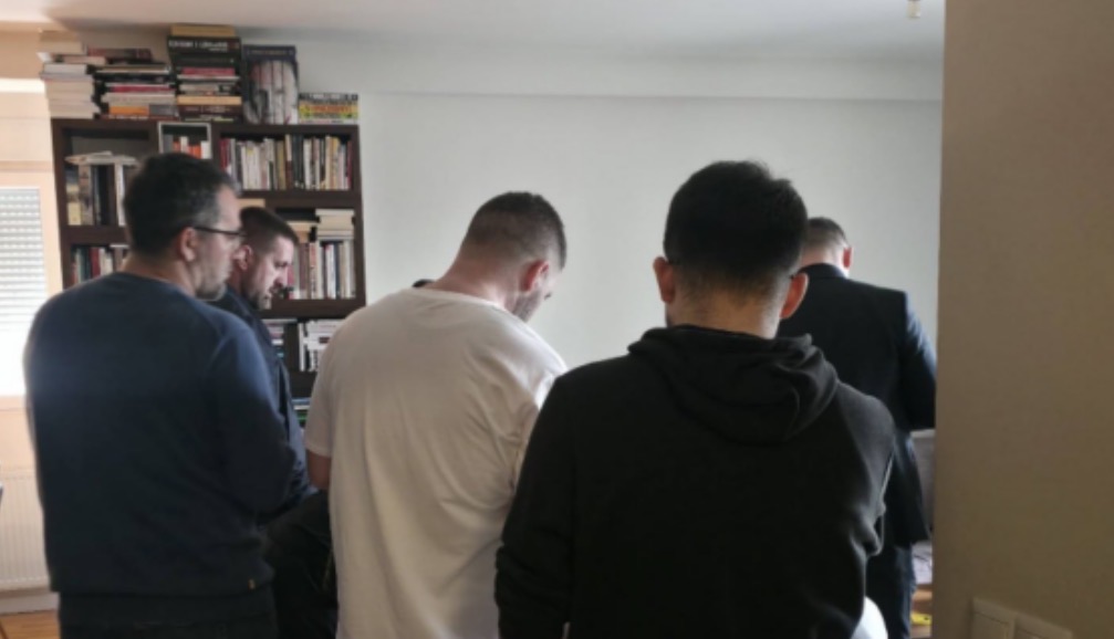 Policia dhe Prokuroria i shkojnë në banesë Shkëlzen Gashit  Rron Gjinovci  Kanë ardhë me bastisë dhe me mbledhë prova