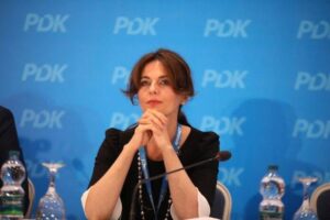 Qëndrim Kryeziu ia kërkon dorëheqjen bashkëpartiakës, Vlora Çitakut