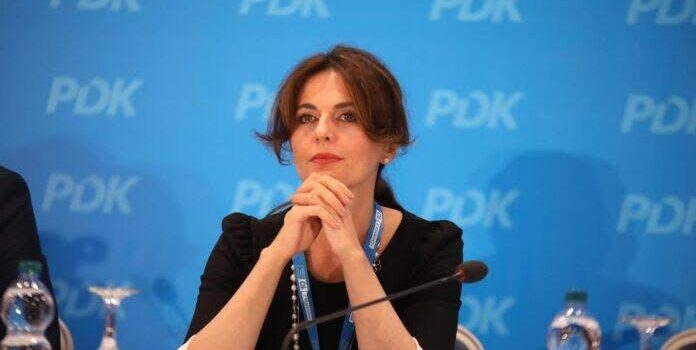Qëndrim Kryeziu ia kërkon dorëheqjen bashkëpartiakës, Vlora Çitakut