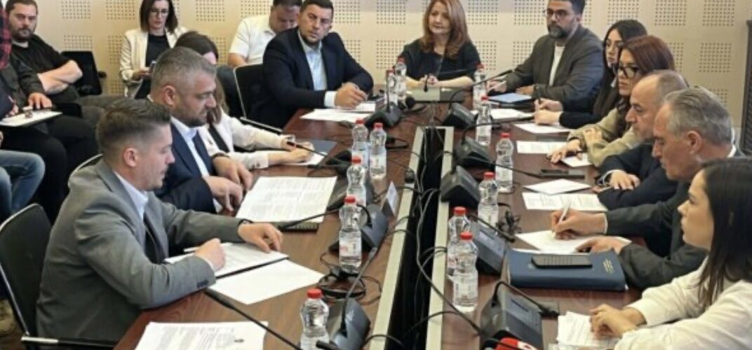 Behrami i kërkon që gjykimin e ish-krerëve të UÇK-së ta trajtojë me prioritet, ministri Hoti: Drejtësia do të ndodhë