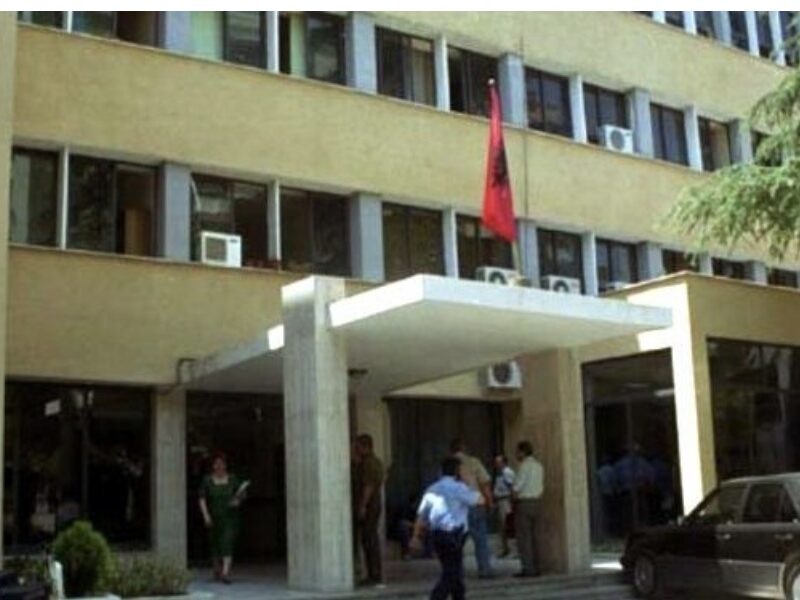 Gjykata e Tiranës sekuestron llogaritë bankare të disa kompanive të ndërtimit