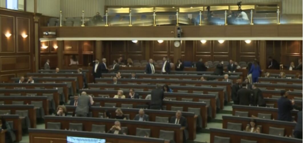 Kryhet raundi i dytë i votimit për 2 gjyqtarët e Kushtetueses – Eliminohet nga gara edhe një kandidat, mbesin edhe katër