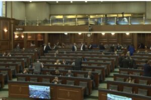 Kryhet raundi i dytë i votimit për 2 gjyqtarët e Kushtetueses – Eliminohet nga gara edhe një kandidat, mbesin edhe katër
