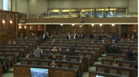 Kryhet raundi i dytë i votimit për 2 gjyqtarët e Kushtetueses – Eliminohet nga gara edhe një kandidat, mbesin edhe katër