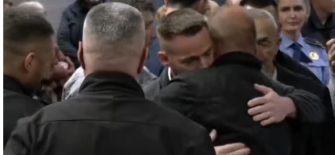 Familjarët përqafohen në sallë pas dënimit për vrasësit e Liridonës