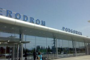 Alarm për bomba në Mal të Zi: Kërcënime në 24 shkolla dhe në Aeroportin e Podgoricës, policia nis kontrollet urgjente