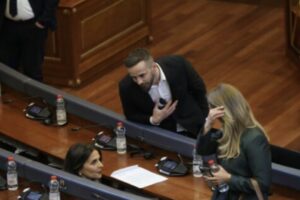 Fatos Geci tenton t’i flasë, por Vlora Çitaku e injoron