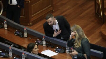 Fatos Geci tenton t’i flasë, por Vlora Çitaku e injoron