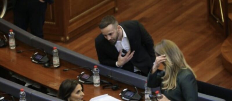 Fatos Geci tenton t’i flasë, por Vlora Çitaku e injoron