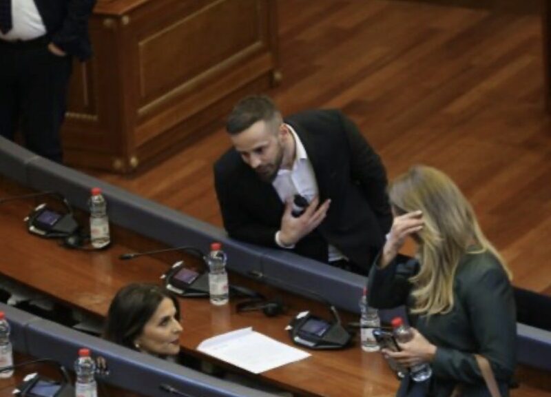 Fatos Geci tenton t’i flasë, por Vlora Çitaku e injoron
