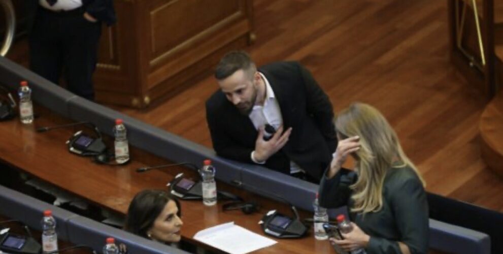 Fatos Geci tenton t’i flasë, por Vlora Çitaku e injoron