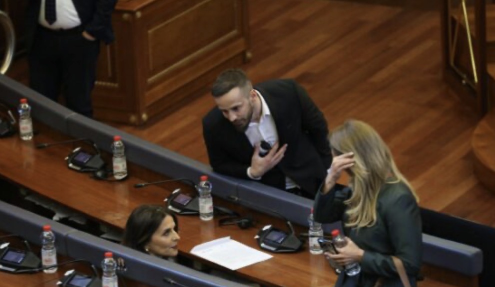 Fatos Geci tenton t’i flasë, por Vlora Çitaku e injoron