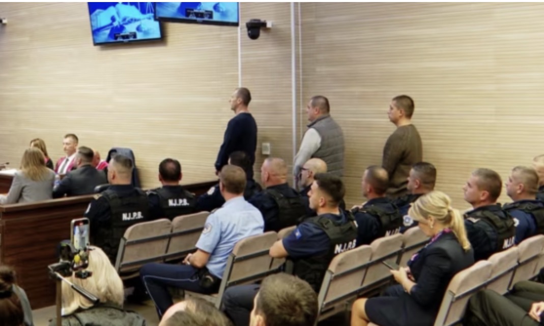 Aktgjykimi për rastin e sulmit terrorist në Banjskë, dy të akuzuar dënohen me burgim të përjetshëm, njëri 30 vjet