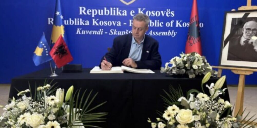Ambasadori britanik: Rexhep Qosja, figurë e madhe e historisë dhe një shkrimtar i madh