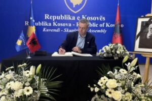 Ambasadori britanik: Rexhep Qosja, figurë e madhe e historisë dhe një shkrimtar i madh