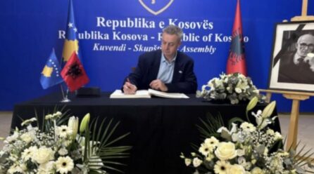 Ambasadori britanik: Rexhep Qosja, figurë e madhe e historisë dhe një shkrimtar i madh