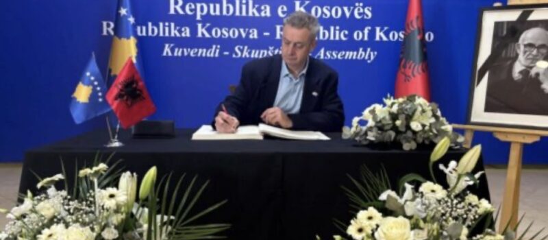 Ambasadori britanik: Rexhep Qosja, figurë e madhe e historisë dhe një shkrimtar i madh