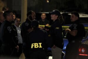 FBI kontrolle në një shtëpi në Los Angeles, dyshohet se i përket autorit që hapi zjarr në darkën e Trump