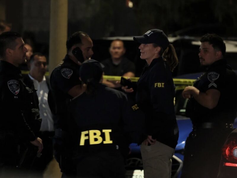 FBI kontrolle në një shtëpi në Los Angeles, dyshohet se i përket autorit që hapi zjarr në darkën e Trump