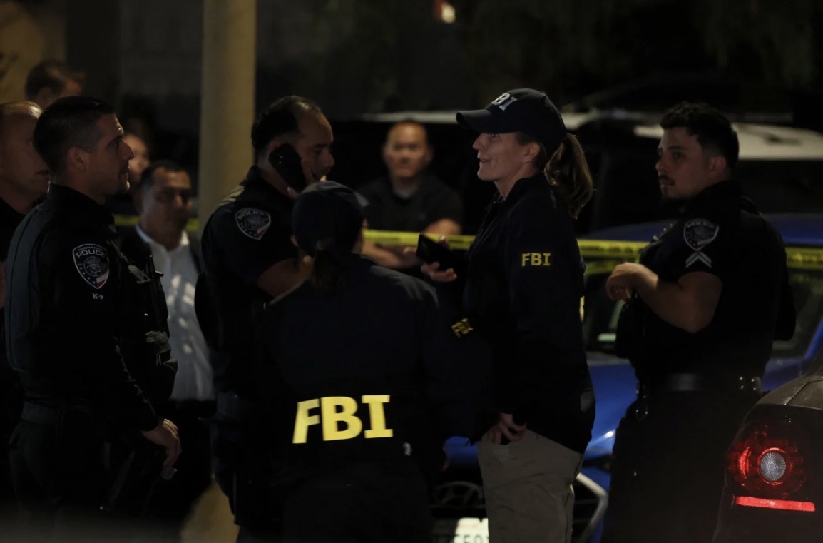 FBI kontrolle në një shtëpi në Los Angeles, dyshohet se i përket autorit që hapi zjarr në darkën e Trump