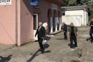 Tre ministrat e Qeverisë Kurti në Zveçan mbikëqyrin heqjen e një tabele cirilikë dhe vendosjen e flamurit të Kosovës