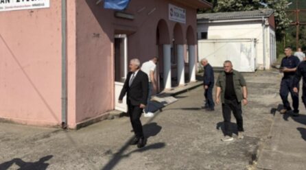 Tre ministrat e Qeverisë Kurti në Zveçan mbikëqyrin heqjen e një tabele cirilikë dhe vendosjen e flamurit të Kosovës
