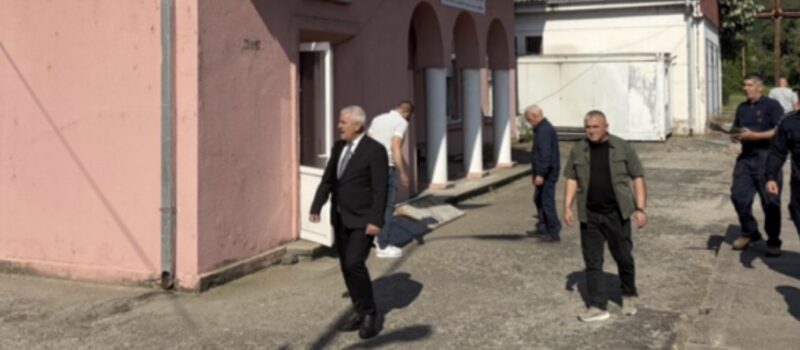 Tre ministrat e Qeverisë Kurti në Zveçan mbikëqyrin heqjen e një tabele cirilikë dhe vendosjen e flamurit të Kosovës