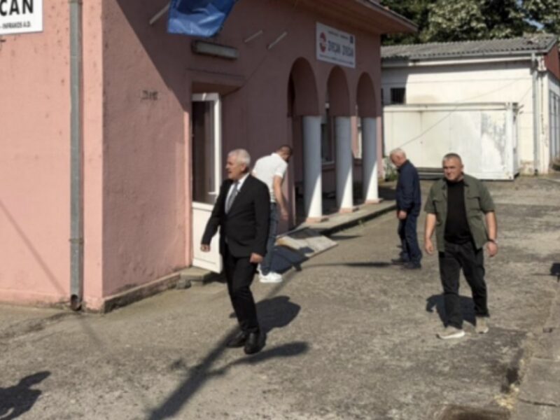 Tre ministrat e Qeverisë Kurti në Zveçan mbikëqyrin heqjen e një tabele cirilikë dhe vendosjen e flamurit të Kosovës