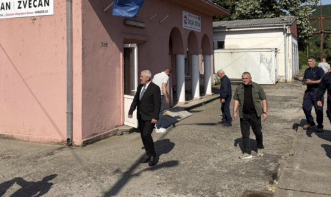 Tre ministrat e Qeverisë Kurti në Zveçan mbikëqyrin heqjen e një tabele cirilikë dhe vendosjen e flamurit të Kosovës