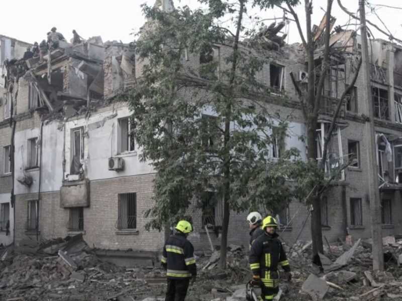 Sulmi masiv rus në Ukrainë gjatë natës, rëndohet bilanci i viktimave, të paktën 22 të vdekur dhe mbi 100 të plagosur