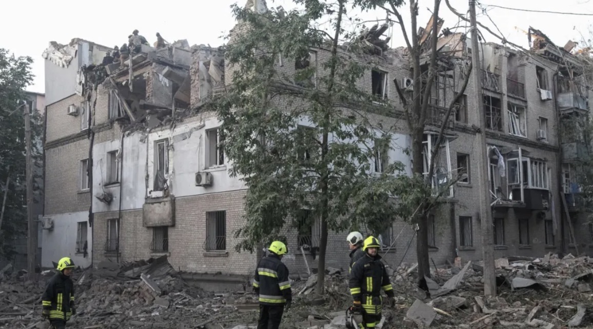 Sulmi masiv rus në Ukrainë gjatë natës, rëndohet bilanci i viktimave, të paktën 22 të vdekur dhe mbi 100 të plagosur
