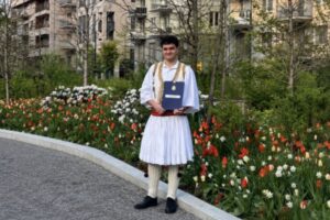 Shqiptari nga Kosova diplomon në Inxhinieri Hapësinore në Suedi me veshje kombëtare