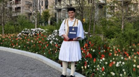 Shqiptari nga Kosova diplomon në Inxhinieri Hapësinore në Suedi me veshje kombëtare