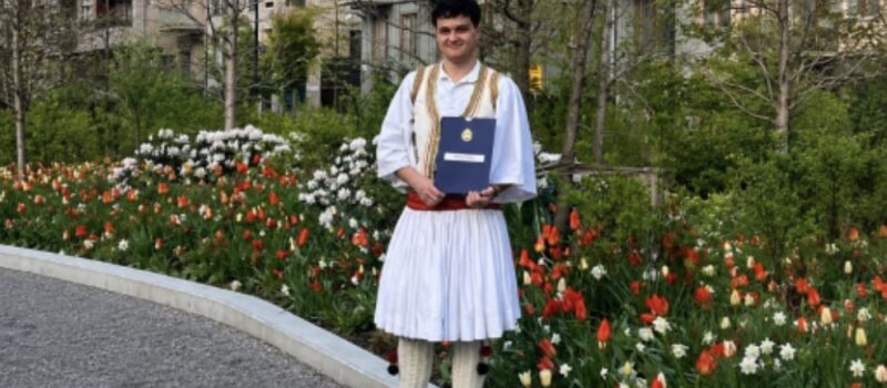 Shqiptari nga Kosova diplomon në Inxhinieri Hapësinore në Suedi me veshje kombëtare