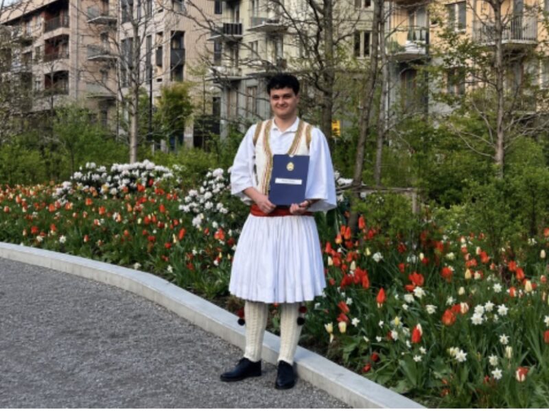 Shqiptari nga Kosova diplomon në Inxhinieri Hapësinore në Suedi me veshje kombëtare