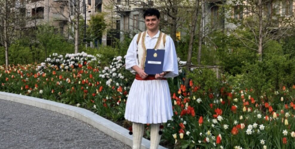 Shqiptari nga Kosova diplomon në Inxhinieri Hapësinore në Suedi me veshje kombëtare