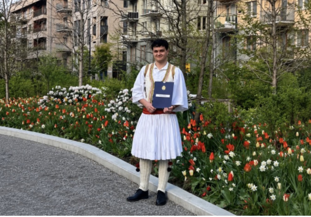 Shqiptari nga Kosova diplomon në Inxhinieri Hapësinore në Suedi me veshje kombëtare